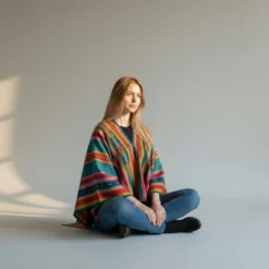 Eleganter Damen Poncho Florcita gewebt in Peru