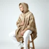 Alpaka Kapuzenponcho Sirus Herren aus 100 % Alpakawolle beige
