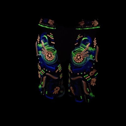 Schwarzlicht Shorts Buho