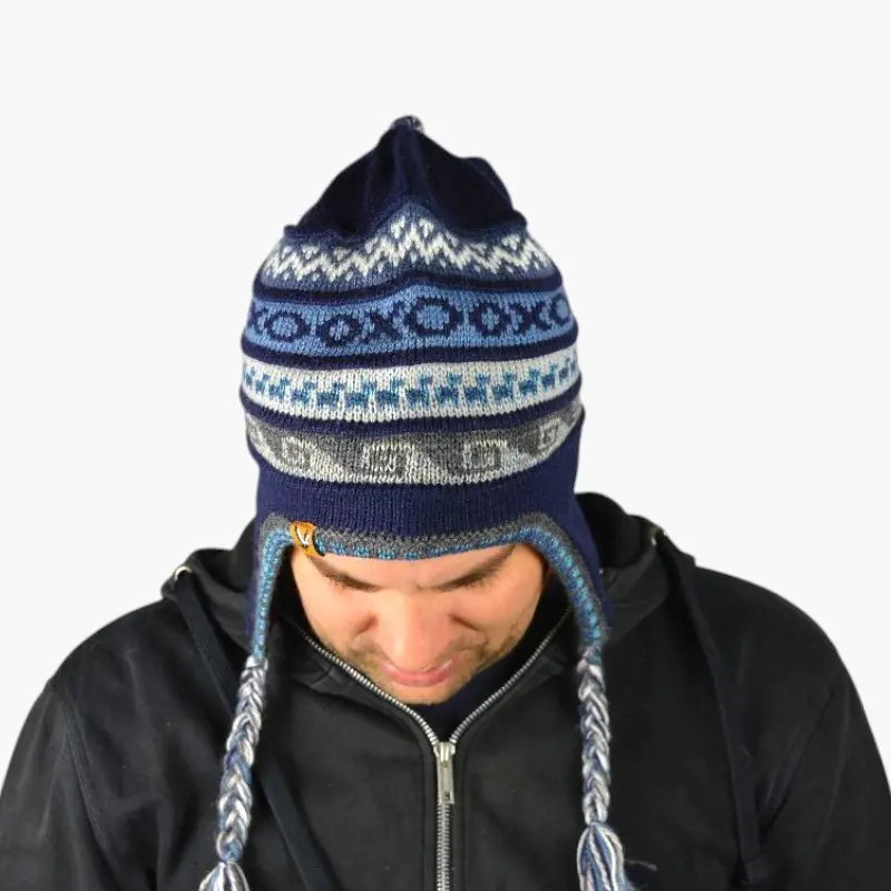 Chullo – Handgestrickte Wollmütze mit Ohrenschutz - Dunkelblau Variante 1 Chullo – Handgestrickte Wollmütze mit Ohrenschutz - Dunkelblau Variante 1