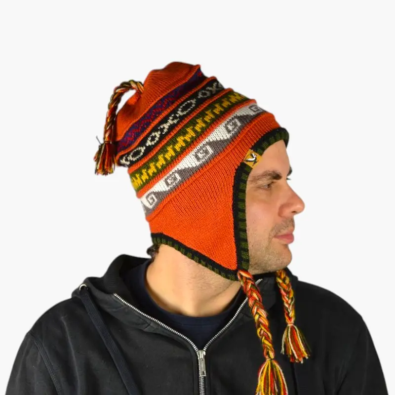 Chullo – Handgestrickte Wollmütze mit Ohrenschutz - Orange Variante 1 Chullo – Handgestrickte Wollmütze mit Ohrenschutz - Orange Variante 1