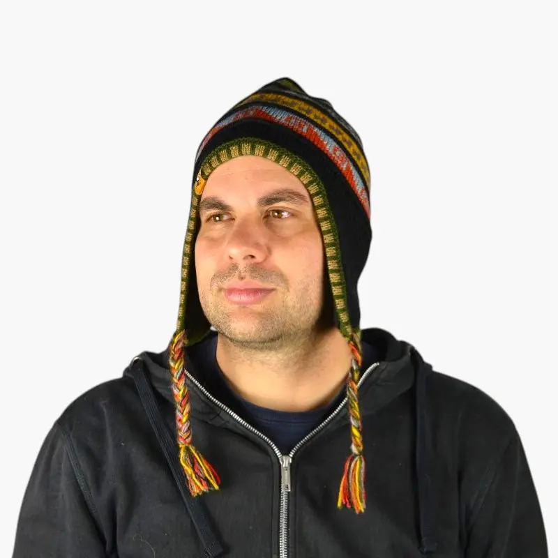 Chullo – Handgestrickte Wollmütze mit Ohrenschutz - Schwarz Variante 1 Chullo – Handgestrickte Wollmütze mit Ohrenschutz - Schwarz Variante 1