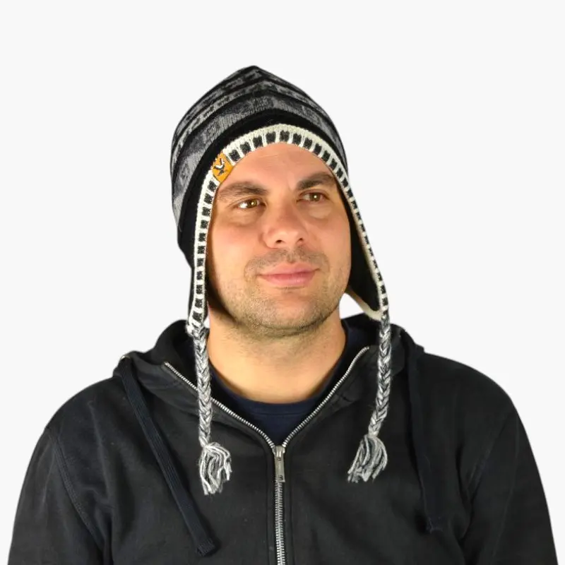 Chullo – Handgestrickte Wollmütze mit Ohrenschutz - Schwarz Variante 4 Chullo – Handgestrickte Wollmütze mit Ohrenschutz - Schwarz Variante 4