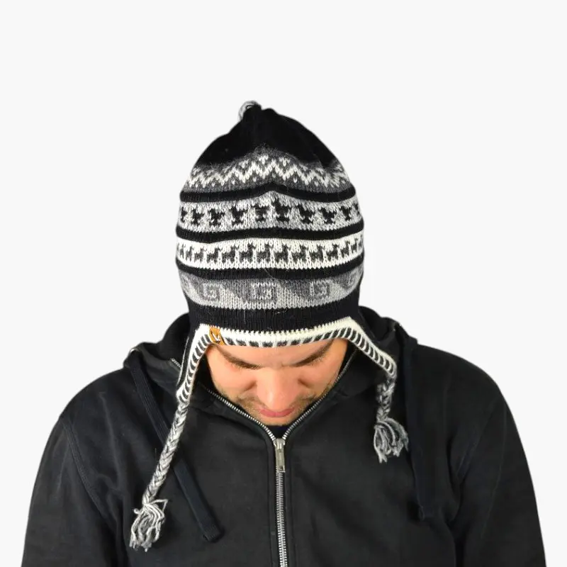 Chullo – Handgestrickte Wollmütze mit Ohrenschutz - Schwarz Variante 4 Chullo – Handgestrickte Wollmütze mit Ohrenschutz - Schwarz Variante 4
