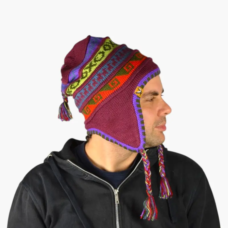 Chullo – Handgestrickte Wollmütze mit Ohrenschutz - Violett Variante 1 Chullo – Handgestrickte Wollmütze mit Ohrenschutz - Violett Variante 1