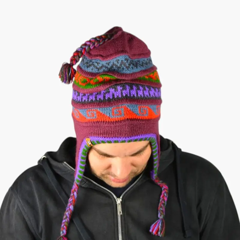 Chullo – Handgestrickte Wollmütze mit Ohrenschutz - Violett Variante 2 Chullo – Handgestrickte Wollmütze mit Ohrenschutz - Violett Variante 2