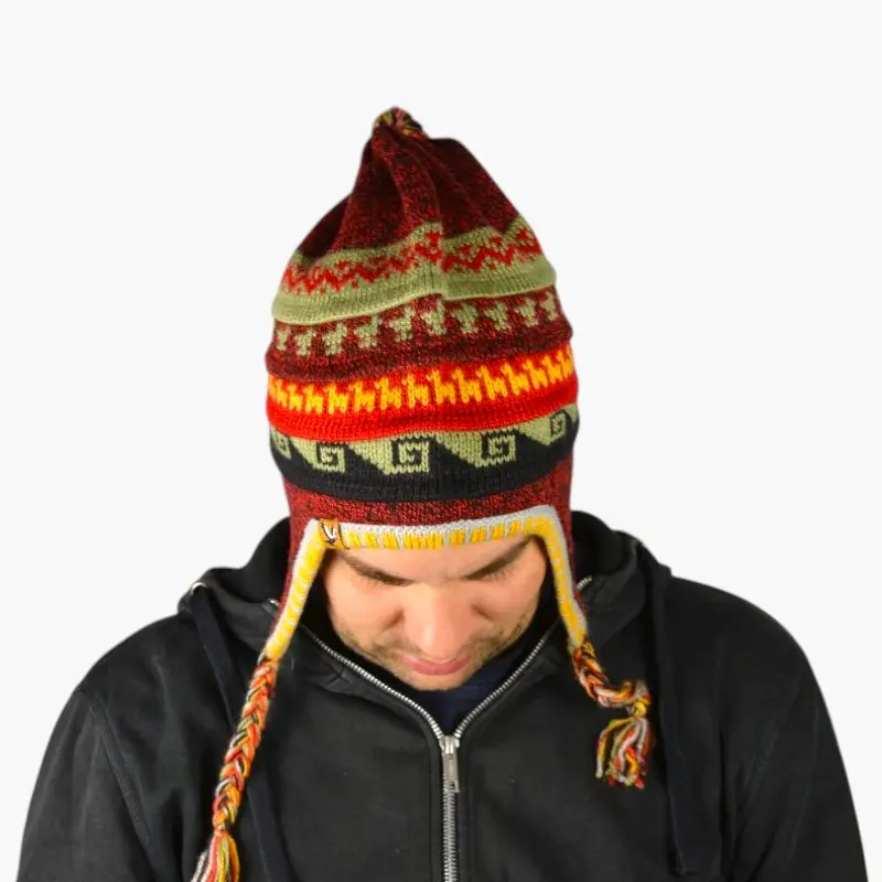 Chullo – Handgestrickte Wollmütze mit Ohrenschutz - Weinrot Variante 1 Chullo – Handgestrickte Wollmütze mit Ohrenschutz - Weinrot Variante 1
