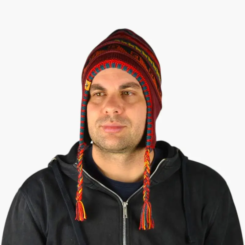 Chullo – Handgestrickte Wollmütze mit Ohrenschutz - Weinrot Variante 2 Chullo – Handgestrickte Wollmütze mit Ohrenschutz - Weinrot Variante 2