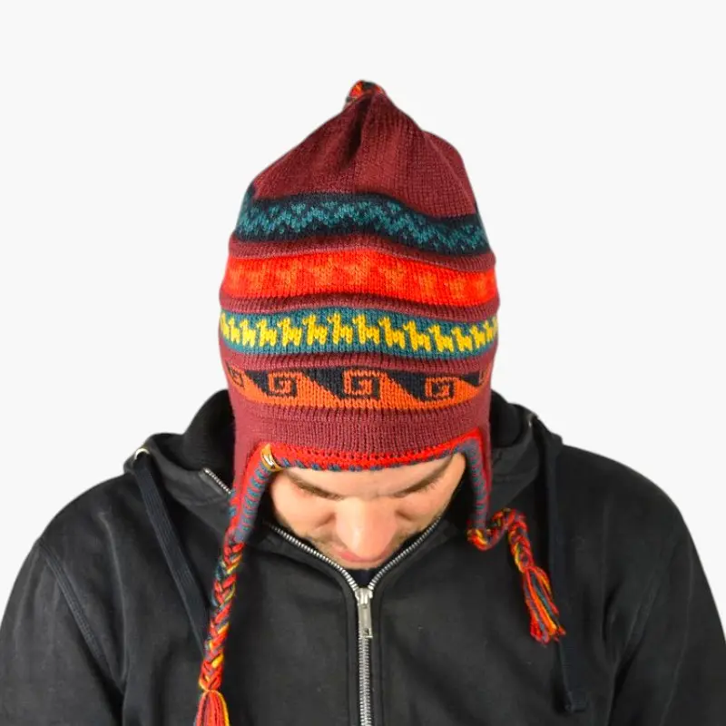 Chullo – Handgestrickte Wollmütze mit Ohrenschutz - Weinrot Variante 2 Chullo – Handgestrickte Wollmütze mit Ohrenschutz - Weinrot Variante 2